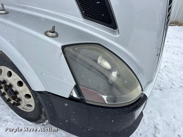 image for item DO2272 2010 Volvo VNL semi truck