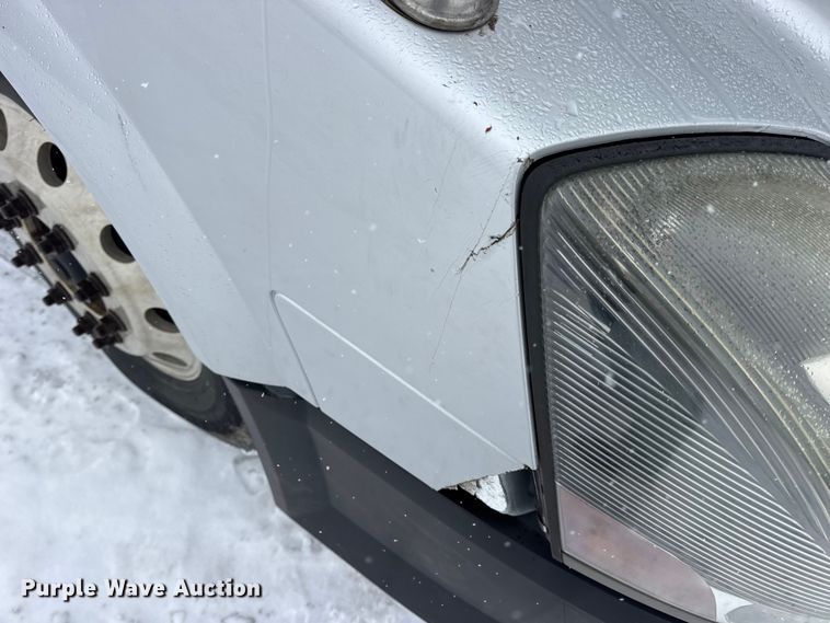 image for item DO2272 2010 Volvo VNL semi truck