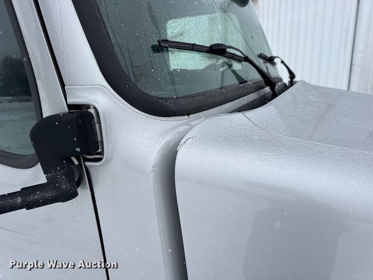 image for item DO2272 2010 Volvo VNL semi truck