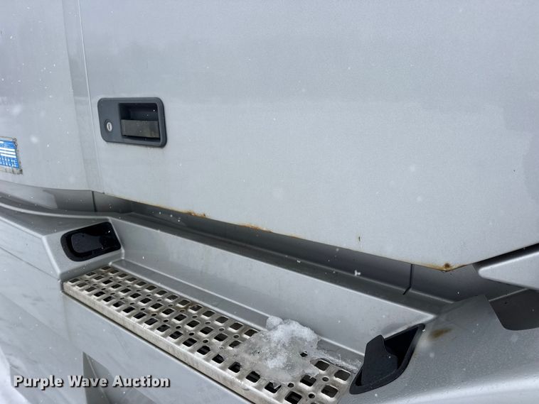 image for item DO2272 2010 Volvo VNL semi truck