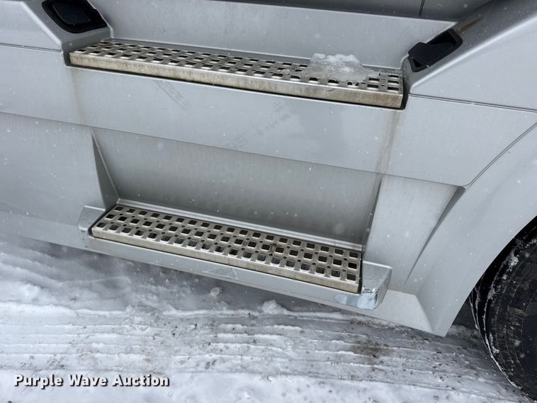 image for item DO2272 2010 Volvo VNL semi truck