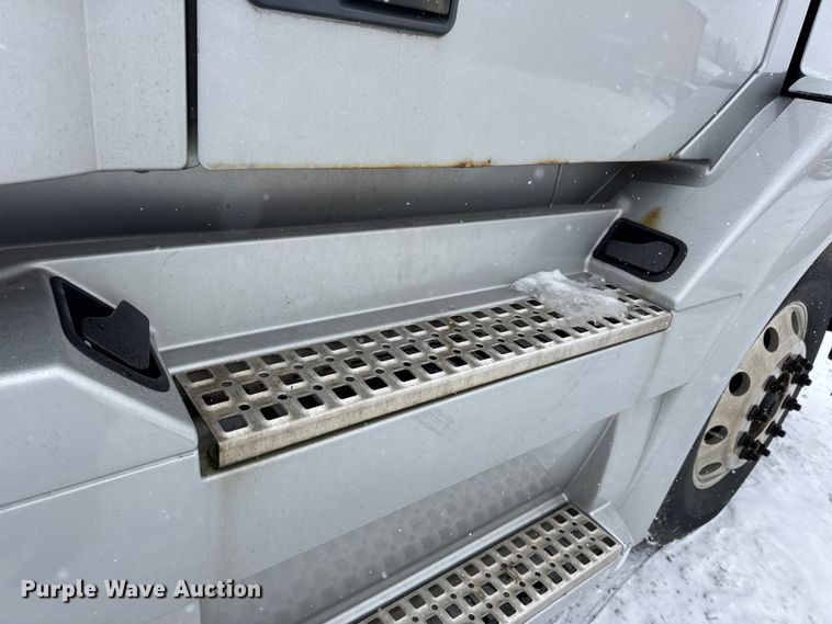 image for item DO2272 2010 Volvo VNL semi truck