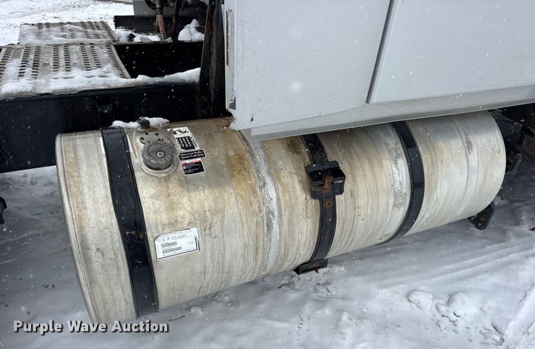 image for item DO2272 2010 Volvo VNL semi truck