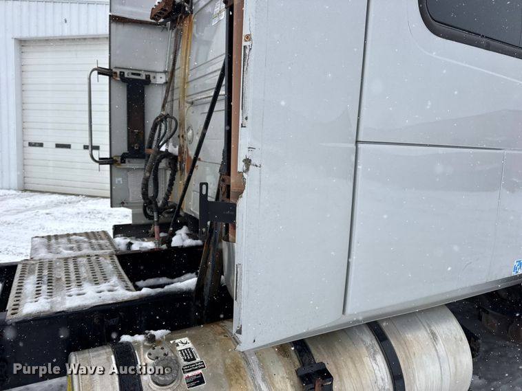 image for item DO2272 2010 Volvo VNL semi truck