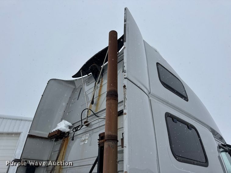 image for item DO2272 2010 Volvo VNL semi truck