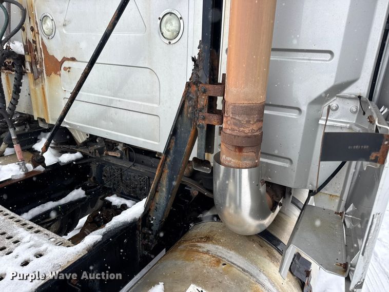 image for item DO2272 2010 Volvo VNL semi truck