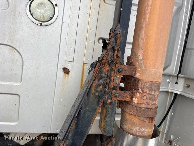 image for item DO2272 2010 Volvo VNL semi truck