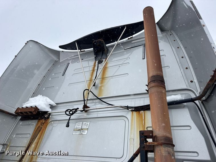 image for item DO2272 2010 Volvo VNL semi truck