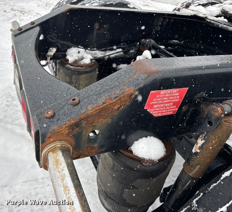 image for item DO2272 2010 Volvo VNL semi truck