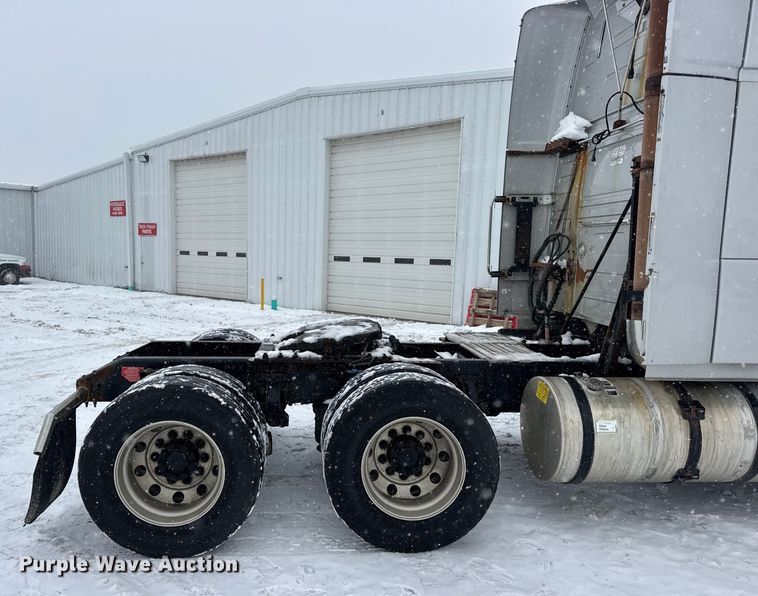 image for item DO2272 2010 Volvo VNL semi truck