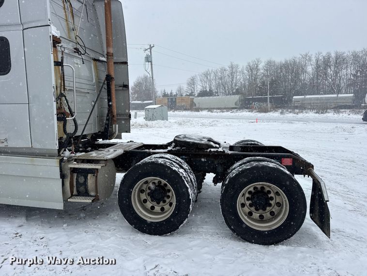 image for item DO2272 2010 Volvo VNL semi truck