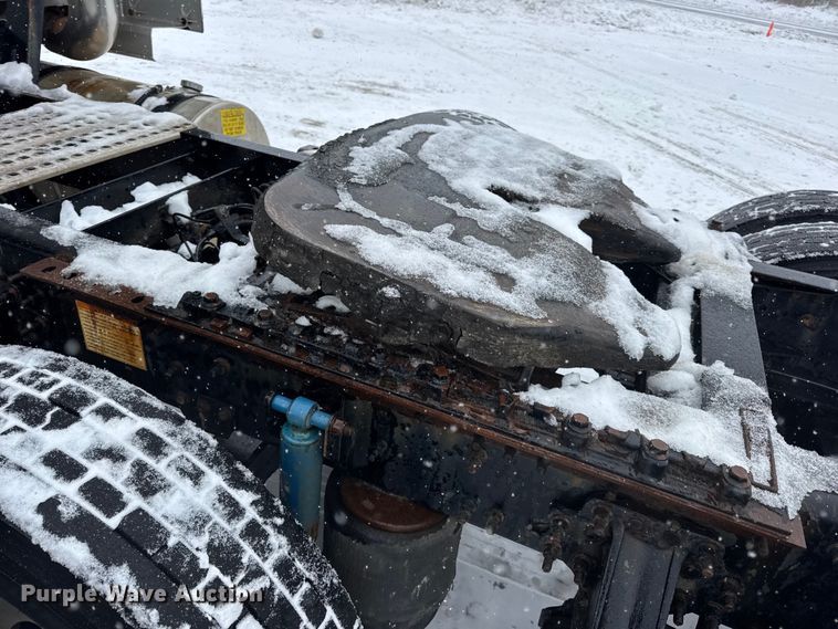 image for item DO2272 2010 Volvo VNL semi truck