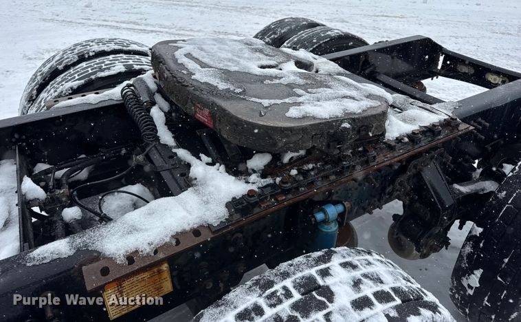 image for item DO2272 2010 Volvo VNL semi truck