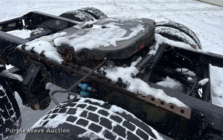 image for item DO2272 2010 Volvo VNL semi truck