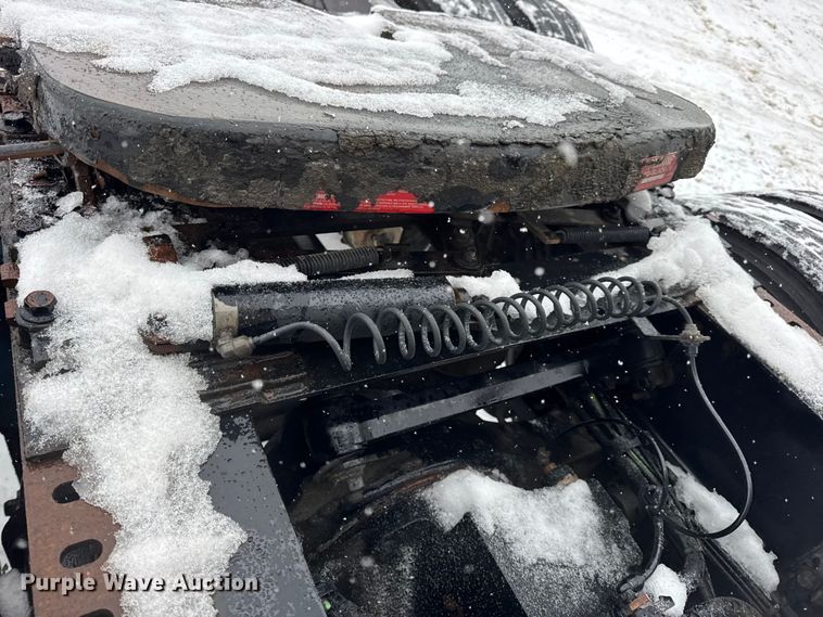 image for item DO2272 2010 Volvo VNL semi truck