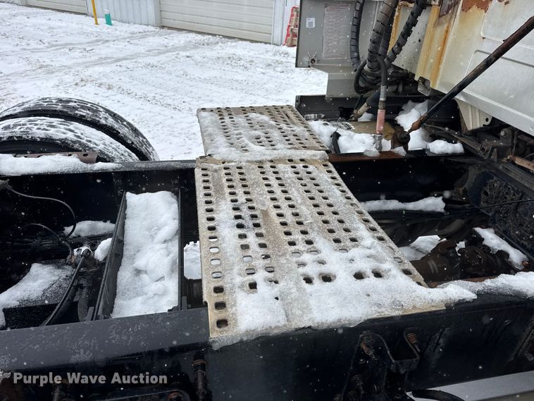 image for item DO2272 2010 Volvo VNL semi truck