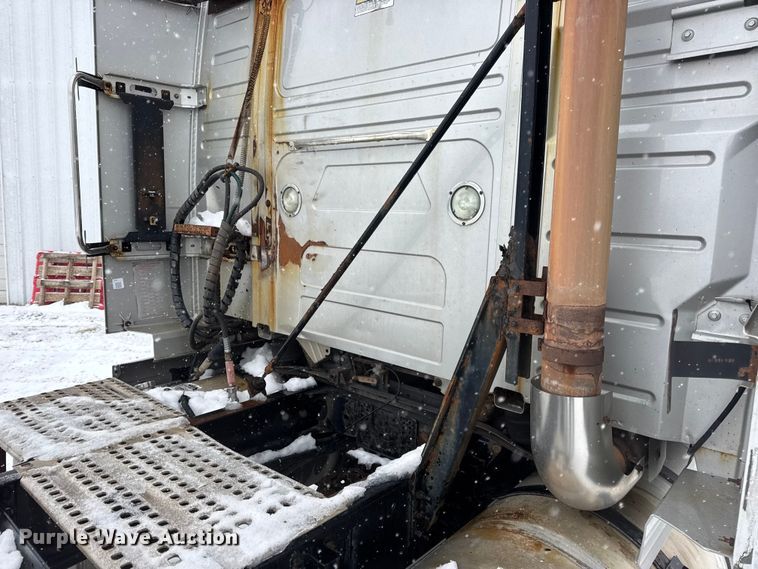 image for item DO2272 2010 Volvo VNL semi truck