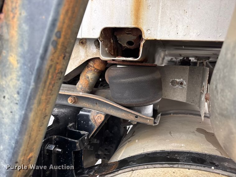 image for item DO2272 2010 Volvo VNL semi truck