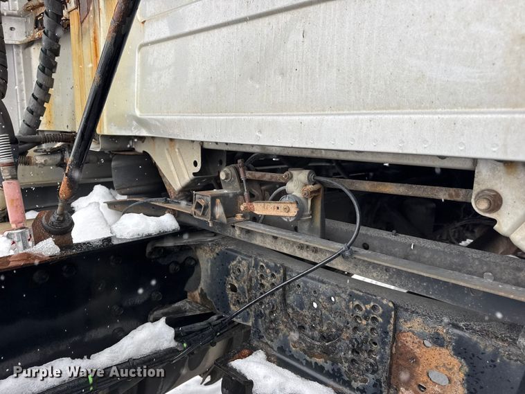 image for item DO2272 2010 Volvo VNL semi truck