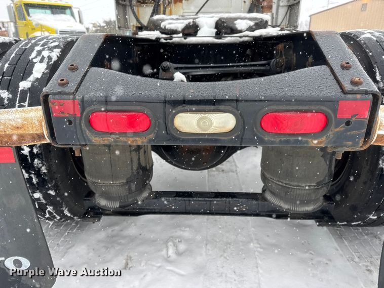 image for item DO2272 2010 Volvo VNL semi truck