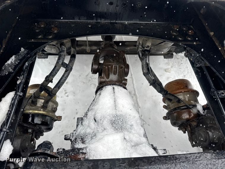 image for item DO2272 2010 Volvo VNL semi truck