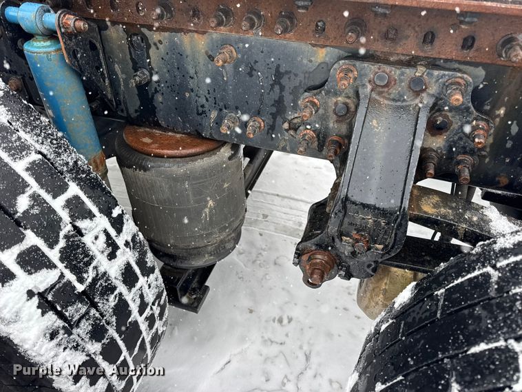 image for item DO2272 2010 Volvo VNL semi truck