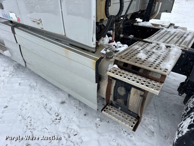 image for item DO2272 2010 Volvo VNL semi truck