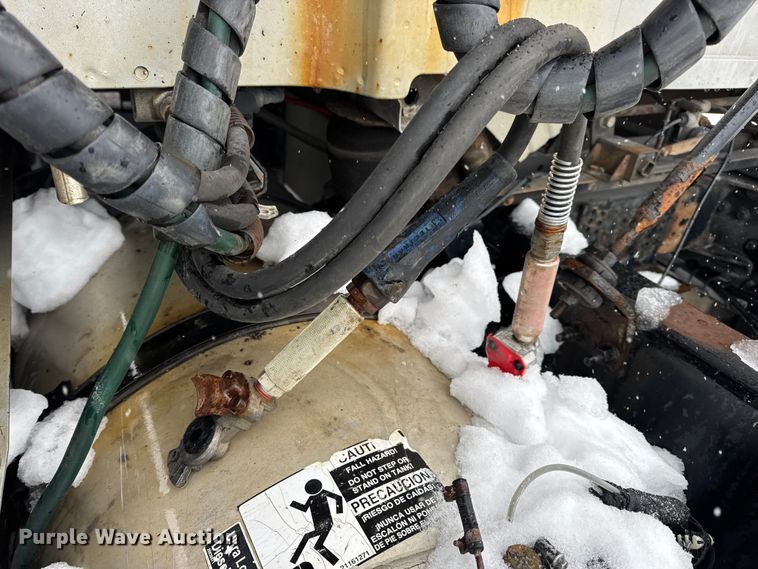 image for item DO2272 2010 Volvo VNL semi truck