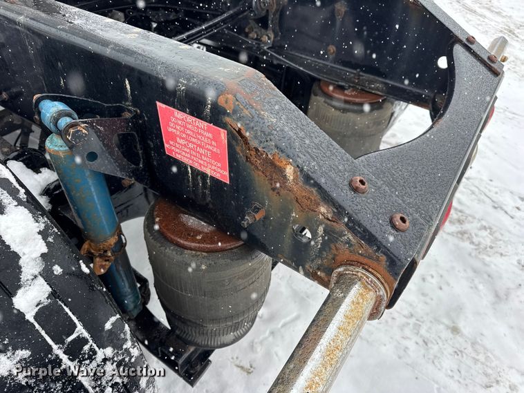 image for item DO2272 2010 Volvo VNL semi truck