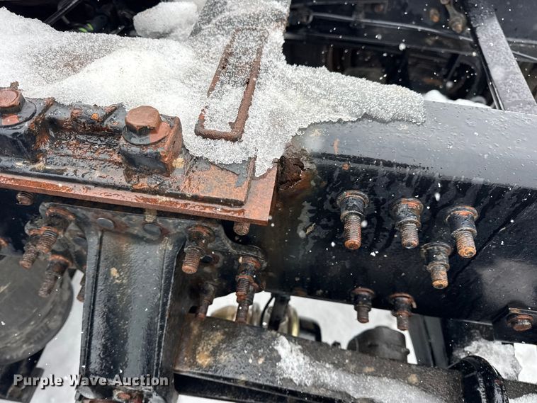 image for item DO2272 2010 Volvo VNL semi truck