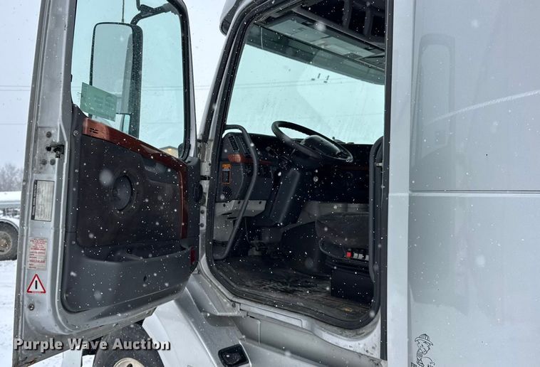 image for item DO2272 2010 Volvo VNL semi truck