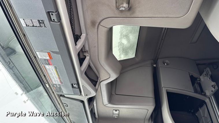 image for item DO2272 2010 Volvo VNL semi truck