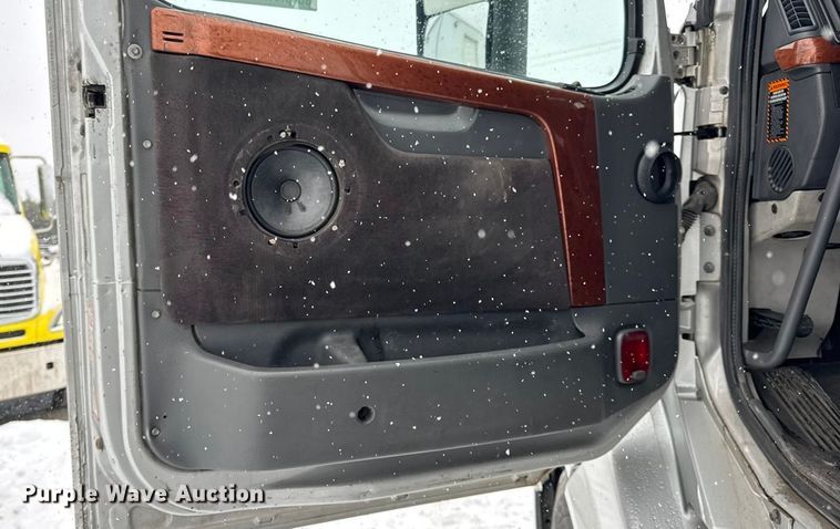 image for item DO2272 2010 Volvo VNL semi truck