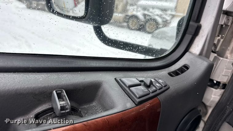 image for item DO2272 2010 Volvo VNL semi truck