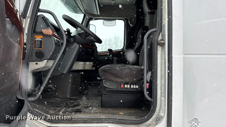 image for item DO2272 2010 Volvo VNL semi truck