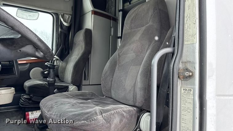 image for item DO2272 2010 Volvo VNL semi truck