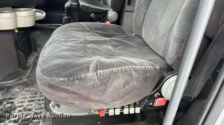 image for item DO2272 2010 Volvo VNL semi truck