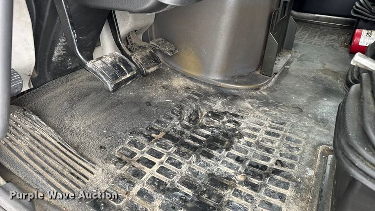 image for item DO2272 2010 Volvo VNL semi truck