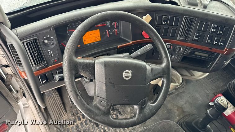 image for item DO2272 2010 Volvo VNL semi truck