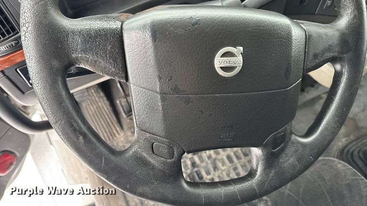 image for item DO2272 2010 Volvo VNL semi truck