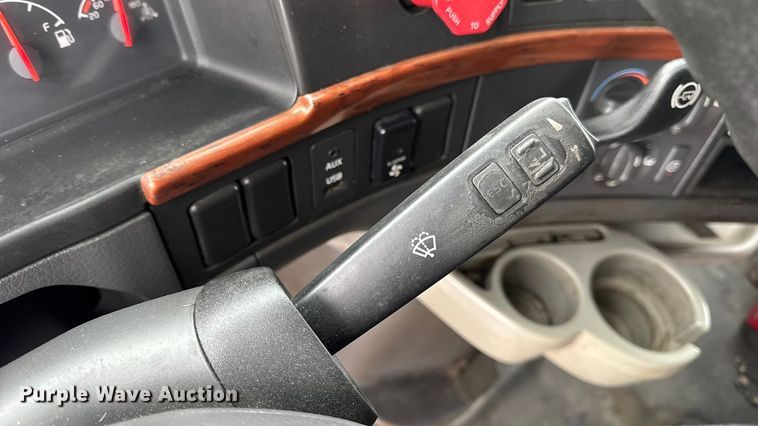 image for item DO2272 2010 Volvo VNL semi truck