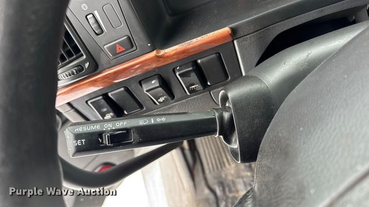 image for item DO2272 2010 Volvo VNL semi truck