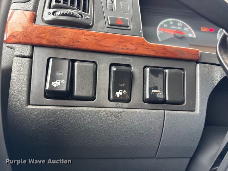 image for item DO2272 2010 Volvo VNL semi truck