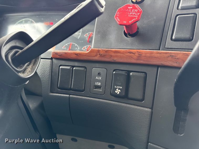 image for item DO2272 2010 Volvo VNL semi truck