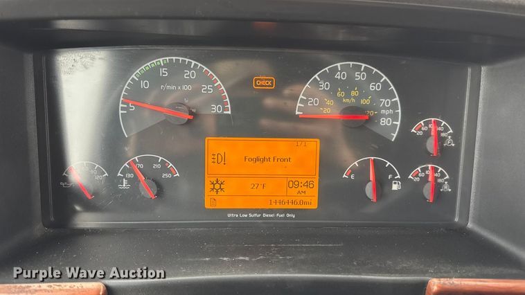 image for item DO2272 2010 Volvo VNL semi truck