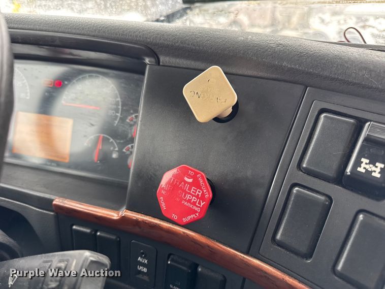 image for item DO2272 2010 Volvo VNL semi truck