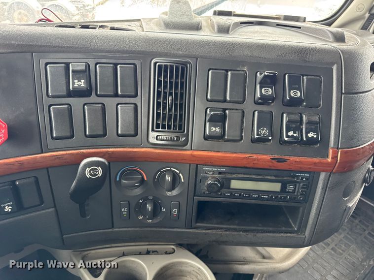 image for item DO2272 2010 Volvo VNL semi truck