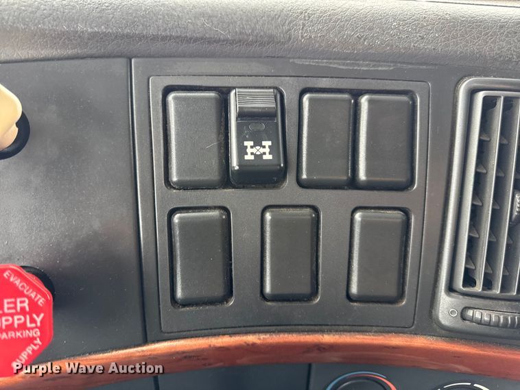 image for item DO2272 2010 Volvo VNL semi truck