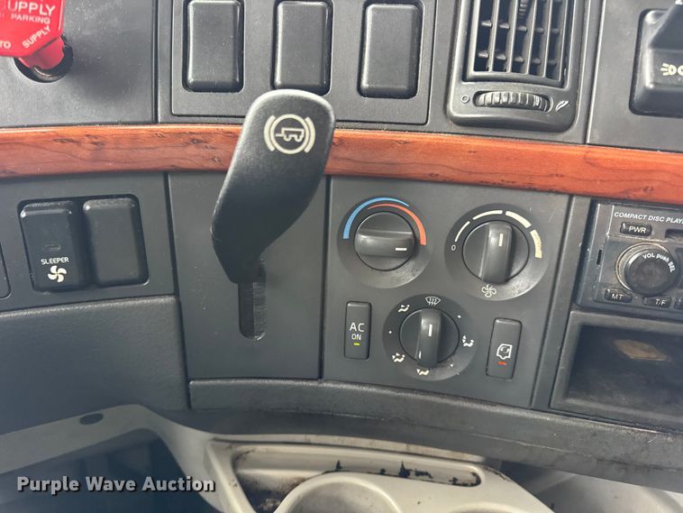 image for item DO2272 2010 Volvo VNL semi truck