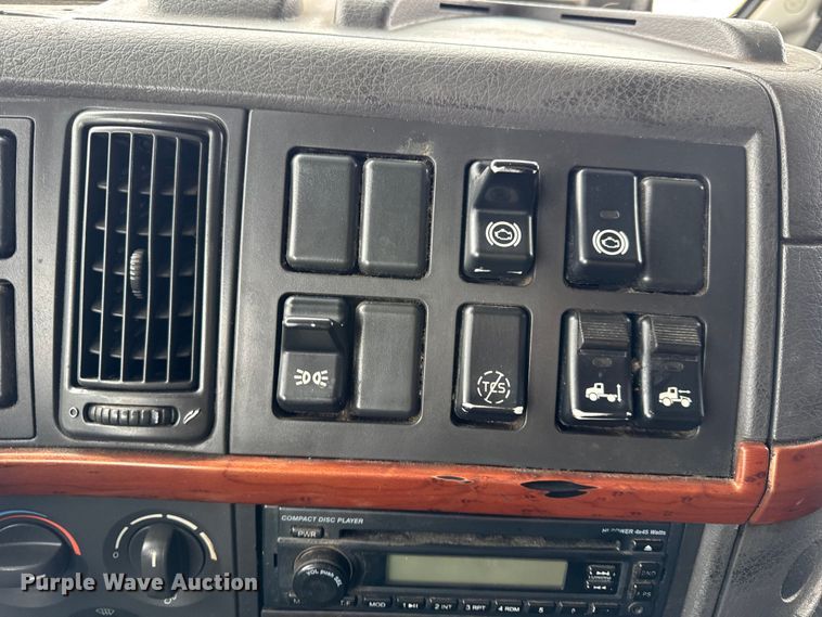 image for item DO2272 2010 Volvo VNL semi truck